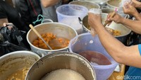 Ada sekitar 8 jenis kolak yang biasanya pembeli mencampurnya jadi satu bungkus. Mulai dari pisang, ubi, labu, singkong, mutiara, pacar China, biji salak, dan kolang-kaling. Foto: detikcom/Riska Fitria