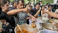 Saking ramainya, untuk membeli kolak viral ini menggunakan nomor antrean. Nomor antrean disebar mulai dari pukul 14.00. Foto: detikcom/Riska Fitria