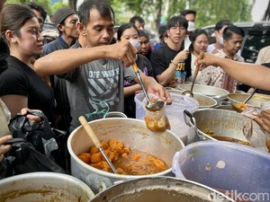 Antre 2 Jam Demi Beli Seporsi Kolak Viral di Mangga Besar