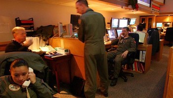 Kru sepanjang waktu memantau langit AS dari pusat komando Komando Utara yang terletak jauh di dalam Gunung Cheyenne di kaki Pegunungan Rocky dekat Colorado Springs, Colorado pada tahun 2002. Fasilitas ini ditutup pada 2006 karena Rusia dianggap sudah bukan menjadi ancaman. Foto: U. Baumgarten via Daily Mail