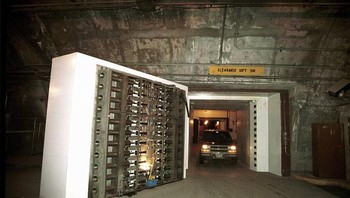 Terdapat 15 bangunan tiga lantai di dalam kompleks militer tersebut dan masing-masing dilindungi oleh pintu tahan ledakan seberat 25 ton. Foto: U. Baumgarten via Daily Mail
