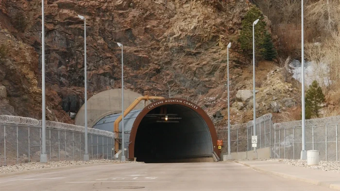 Kompleks Gunung Cheyenne adalah fasilitas yang diklaim akan bisa menahan situasi apokaliptik.