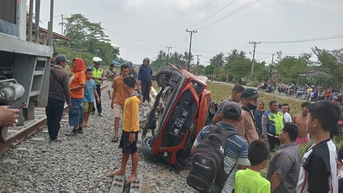 Kondisi mobil korban usai tertabrak kereta api di Tebing Tinggi. (Dok. Polres Tebing Tinggi)