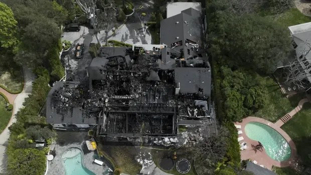 Kondisi rumah Cara Delevingne setelah terbakar pada Jumat (15/3/2024)