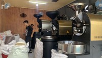 Suradi pemilik dari Dunia Kopi ini dulu hanyalah seorang penikmat kopi. Dia pertama kali mempelajari kopi dari seorang pedagang asal China yang menjual tokonya kepada Suradi. Di awal usaha, dia cuma menjual 20 kg per bulan, kini sudah menyentuh angka 30 ton perbulan. Uniknya setiap calon pembeli dapat dengan gratis menyeruput varietas kopi yang akan dibelinya untuk dicoba terlebih dulu di mini bar yang ada di lantai basement Pasar Santa. Ya, di sini, traveler bisa mencicpi kopi, juga bisa membeli biji kopi. 