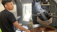 Suradi bercerita bahwa asal-usul nama Dunia Kopi ini bermula dari keinginannya memperkenalkan kopi-kopi seluruh dunia terkhusus Indonesia yang dikemas menarik dalam bentuk wisata. Wisata kpi dalam pasar ini menawarkan pengalaman seru dan edukatif.. Traveler dapat melihat perbedaan berbagai biji kopi setelah panen, proses roasting biji kopi, dan mencobanya secara gratis di dalam pasar.
