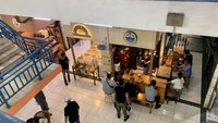 Ide tersebut mendapat respon positif dari pengunjung Pasar Santa lokal hingga mancanegara. Dunia Kopi menjadi jujugan para turis mancanegara untuk berburu kopi bahkan sebagai buah tangan.