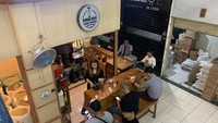 Suradi bercerita bahwa pelanggan kopinya juga tersebar di Malaysia, Filipina, Jepang, Korea, hingga Rusia. Sejumlah pejabat juga berlangganan kopi di sini, salah satunya menteri keuangan Sri Mulyani dan suami.