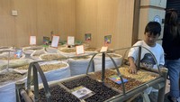 Selama 24 tahun bergelut dalam dunia perkopian, Suradi memiliki total sekitar 40 kios di Pasar Santa, termasuk gudang dan ruang roasting. Dunia Kopi, setiap harinya selama 9 jam para roaster bisa meroasting biji kopi hingga 600 kg. Durasi roasting nya pun beragam sekitar 10-15 menit sesuai permintaan.