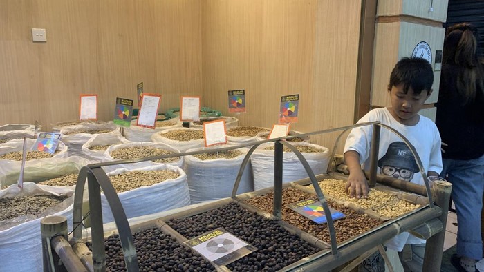 Kopi Pasar yang Mendunia, Dunia Kopi Pasar Santa Jika termasuk dalam penggemar kopi, Traveller tidak boleh melewati kios kopi ini. Dunia Kopi di Pasar Santa Jakarta Selatan menjual berbagai jenis kopi.