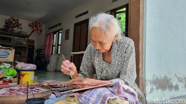 Pengrajin dolanan tradisional, Atemo Wiyono saat membuat karya di rumahnya, Pandes RT.4, Panggungharjo, Sewon, Bantul, Sabtu (16/3/2024).