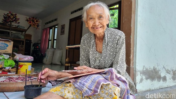 Pengrajin dolanan tradisional, Atemo Wiyono saat membuat karya di rumahnya, Pandes RT.4, Panggungharjo, Sewon, Bantul, Sabtu (16/3/2024).