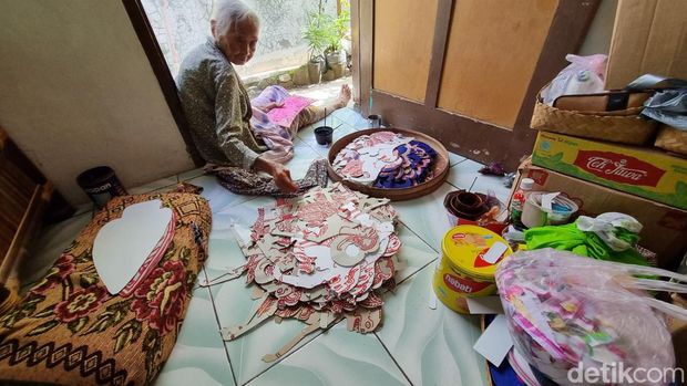 Pengrajin dolanan tradisional, Atemo Wiyono saat membuat karya di rumahnya, Pandes RT.4, Panggungharjo, Sewon, Bantul, Sabtu (16/3/2024).