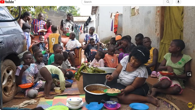 Setelah itu, keluarga Mariam pindah ke rumah neneknya dan harus berebut hak atas rumah yang dicicilnya itu. Kini, ia masih menghidupi semua anak sendiri. Mariam pernah menjalani berbagai profesi, mulai dari penata rambut, penjahit, ahli obat herbal, dan petani untuk menghasilkan uang. Ia pun berkebun dan beternak demi memberi makan anak-anak. Foto: YouTube Drew Binsky