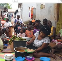 Setelah itu, keluarga Mariam pindah ke rumah neneknya dan harus berebut hak atas rumah yang dicicilnya itu. Kini, ia masih menghidupi semua anak sendiri. Mariam pernah menjalani berbagai profesi, mulai dari penata rambut, penjahit, ahli obat herbal, dan petani untuk menghasilkan uang. Ia pun berkebun dan beternak demi memberi makan anak-anak. Foto: YouTube Drew Binsky