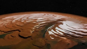 Spiral es gelap yang berputar-putar yang memahkotai Kutub Utara Mars tampak menakjubkan. Foto: European Space Agency via The Sun