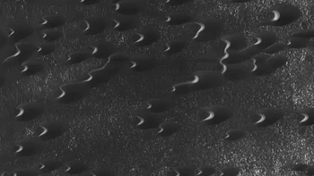 Tempat bernama Ghost Dunes atau Bukit Pasir Hantu ini menutupi Mars, dan para peneliti telah menemukan ladang yang berisi lebih dari 300 fitur unik ini. Foto: NASA via The Sun