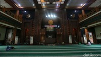 Didirikan pada tahun 1890, Masjid Agung Al-Barkah menjadi salah satu masjid tertua di Indonesia.