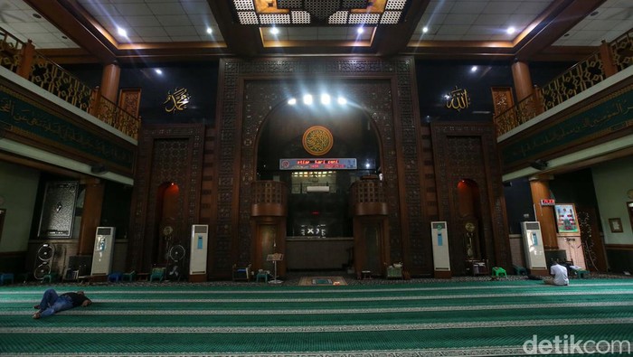 Masjid Agung Al-Barkah merupakan salah satu landmark Kota Bekasi. Yuk lihat masjid yang didirikan pada tahun 1890 tersebut.