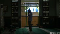 Area dalam masjid yang dikelola oleh Dewan Kemakmuran Masjid (DKM) di bawah Pemerintahan Kota (Pemkot) Bekasi tersebut terdiri dari dua lantai.