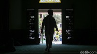 Saat berjalan beberapa meter menuju arah mihrab, akan muncul satu ruang terbuka yang menimbulkan perasaan lapang. Terlebih lagi, dari ruang depan ini terlihat sisi dalam kubah masjid yang sangat indah.