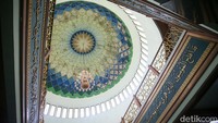 Bagian dalam kubah masjid dihiasi goresan-goresan geometris saling melintang dengan warna dominan hijau dan emas yang melingkari gambar bintang sebagai ciri khas seni Islam. Kubah ini ditopang oleh tiang-tiang yang menggunakan efek visual kayu untuk menciptakan kesan natural di dalam masjid.