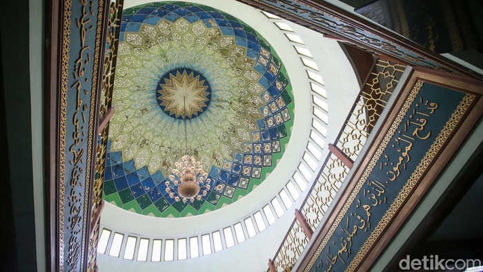 Masjid Agung Al-Barkah merupakan salah satu landmark Kota Bekasi. Yuk lihat masjid yang didirikan pada tahun 1890 tersebut.