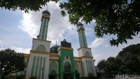 Tampak kemegahan Masjid Agung Al-Barkah yang terletak di alun-alun Kota Bekasi, Jawa Barat, Sabtu (16/3/2024).