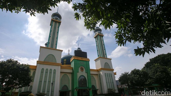 Masjid Agung Al-Barkah merupakan salah satu landmark Kota Bekasi. Yuk lihat masjid yang didirikan pada tahun 1890 tersebut.
