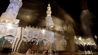 Salat diikuti oleh mahasiswa Al-Azhar dari berbagai negara.