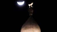 Bulan sabit bersinar di atas kubah Masjid Al-Azhar.