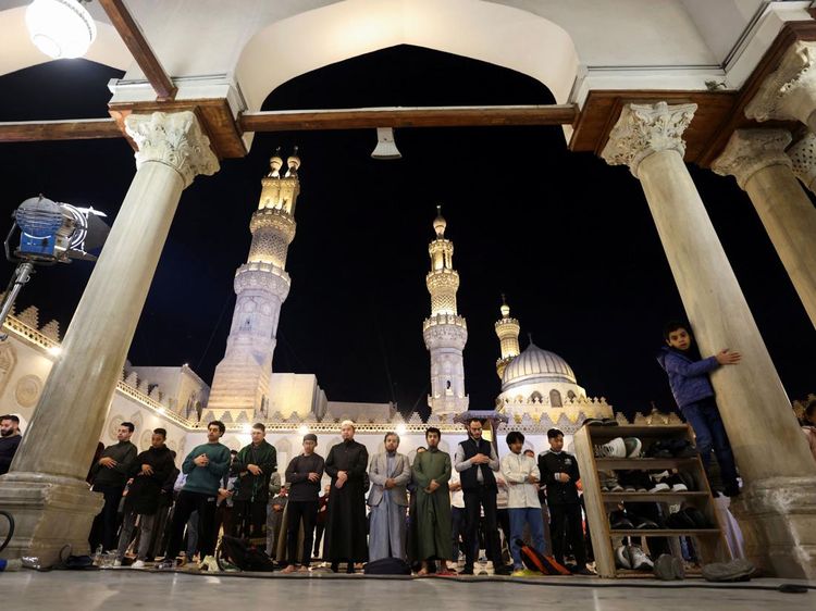 Melihat Suasana Salat Tarawih di Masjid Al-Azhar Mesir