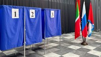 Menurut Devie Rahmawati, peneliti dan pengajar tetap Vokasi Humas, ada 4 catatan penting dari Pemilu Presiden Rusia ini yaitu aspek komunikasi, administrasi, teknis dan insentif. Dari sisi komunikasi publik, para kandidat presiden tidak berkampanye secara masif di ruang publik yang dapat menyebabkan keindahan kota tertutup oleh sebaran baliho, spanduk maupun poster. Di Rusia, kandidat mengoptimalkan penggunaan saluran media TV, Radio, Surat Kabar, Digital untuk berkampanye.