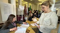 Dari sisi administrasi, Rusia memiliki kandidat yang berasal dari dua track yaitu diusung oleh partai politik dan mencalonkan diri secara mandiri (independent). Tahun 2024 ini terdapat 4 kandidat, dimana 3 orang diusung partai politik, 1 orang dari jalur independent. Awalnya terdapat 33 nominasi yang terdiri dari 9 orang diusung partai politik, 24 orang mengusung dirinya sendiri,” tambah Devie Rahmawati.