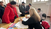 Dari segi teknis ada beberapa perbedaan dengan Pilpres di Indonesia, yaitu pertama dari 89 wilayah, 28 sudah memiliki sistem pemilihan elektronik (Remote Electronic Voting) di vybory.gov.ru dan mos.ru khusus di Moscow. Ada sekitar 38 juta pemilih yang berpartisipasi secara elektronik. Kedua di dalam kertas suara mereka, tidak ada foto kandidat, hanya nama dengan CV ringkas kandidat, yang disajikan dalam dua bahasa Rusia dan bahasa daerah masing-masing seperti di Kazan. Setiap surat suara memiliki tanda berupa cap dan juga nomor unik yang berbeda untuk setiap surat suara. Ketiga waktu pemilihan berlangsung dari pukul 08.00 - 20.00. Keempat hasil awal akan diberikan pada pukul 21.00 malam di hari akhir pemilihan, tanggal 17 Maret 2024. Hasil resmi baru akan diumumkan 10 hari setelah pemilu.