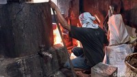 Untuk pembuatan cincau di Mak Cao ini dilakukan dengan cara tradisional. Dimulai dari merebus daun cao dalam satu tong besar hingga lunak. Dalam perebusan ini menggunakan kayu bakar.