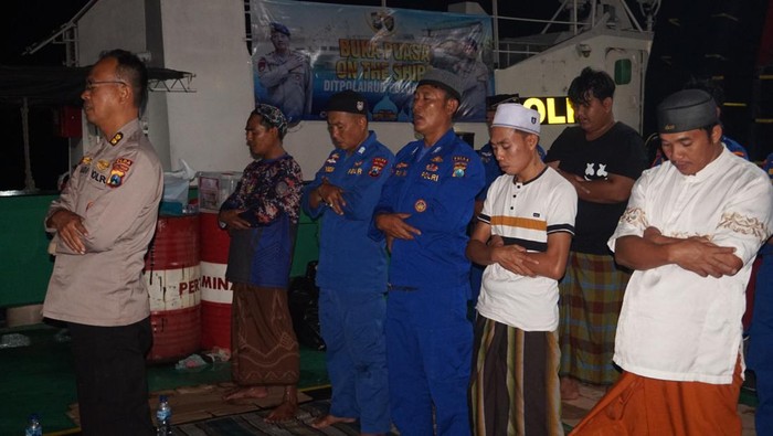Menikmati Berbuka Puasa-Tarawih Bareng ABK di Perairan Surabaya