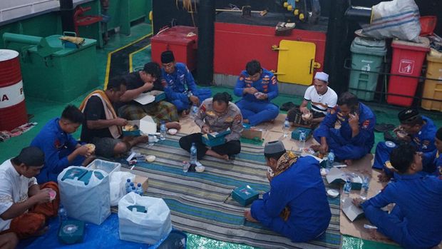 Menikmati Berbuka Puasa-Tarawih Bareng ABK di Perairan Surabaya