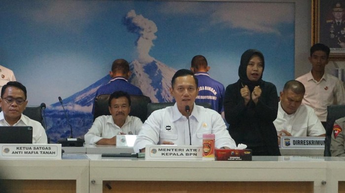 Menteri ATR BPN Agus Harimurti Yudhoyono di mapolda jatim
