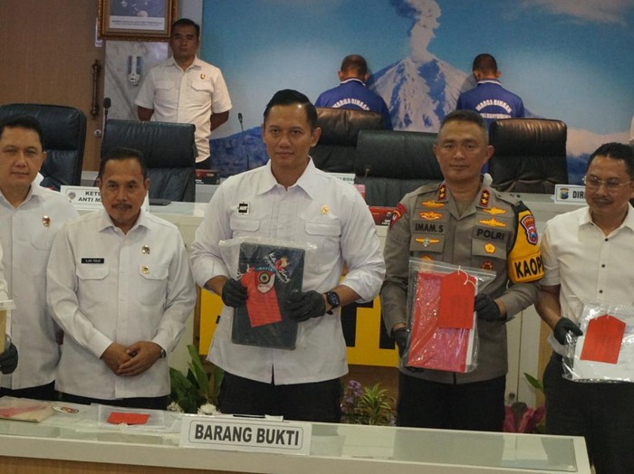 Menteri ATR BPN Agus Harimurti Yudhoyono di mapolda jatim