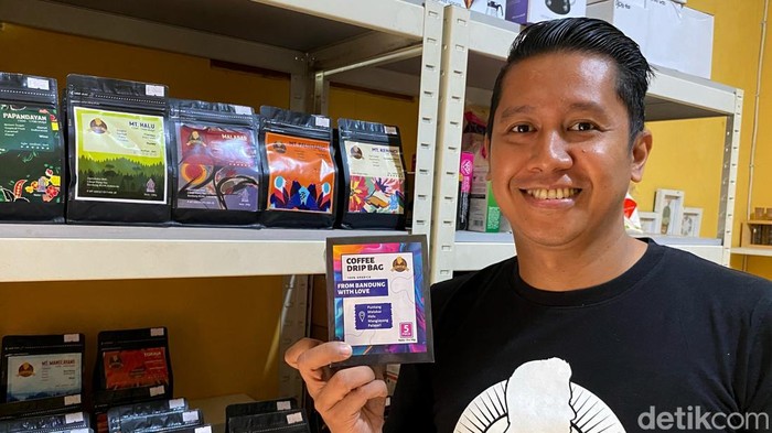 Muhtar Koswara alias Mang Eko.