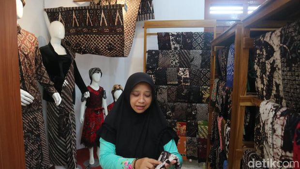 Museum Batik Sudewi Bakaran memamerkan aneka batik tulis khas Bakaran, Pati. Tak hanya itu museum ini juga menjadi penggerak ekonomi warga sekitar.