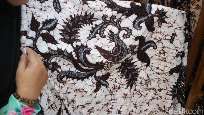 Museum Batik Sudewi Bakaran memamerkan aneka batik tulis khas Bakaran, Pati. Tak hanya itu museum ini juga menjadi penggerak ekonomi warga sekitar.