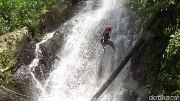 Siswa pecinta alam SMAN 1 Bawang, Banjarnegara saat ngabuburit sambil rappeling di air terjun, Sabtu (16/3/2024).