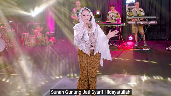 Niken Salindry menyanyikan lagu Wali Songo.