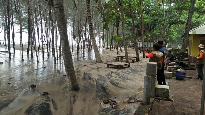Pantai Jembatan Panjang Malang ditutup dampak cuaca ekstrem