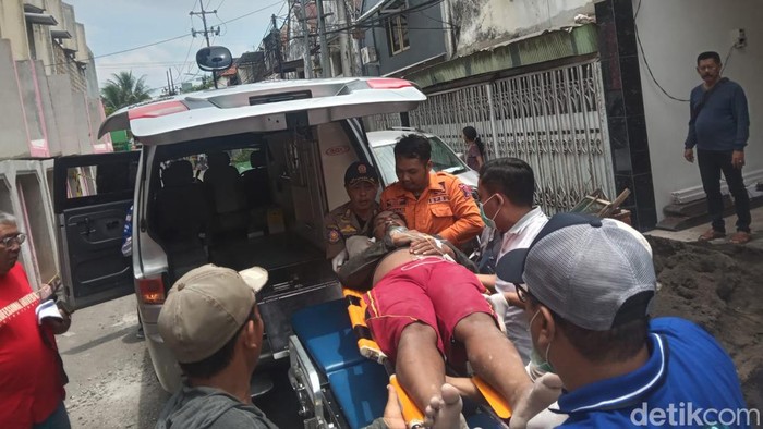 Pekerja proyek yang tersengat listrik dievakuasi petugas BPBD Surabaya.