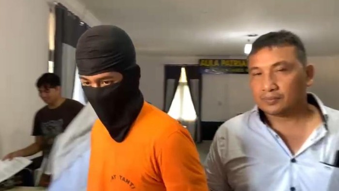 Pelajar kelas 3 SMA, inisial MW (17), ditangkap polisi saat hendak melakukan tawuran di Jalan Bromo