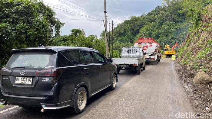 Pengendara terjebak macet di Jalan Poros Maros-Bone di Tompo Ladang.