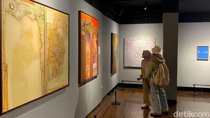 Pengunjung Grey ART Gallery melihat koleksi karya seni rupa bertemakan Islami di Pameran Bulan Terbit.
